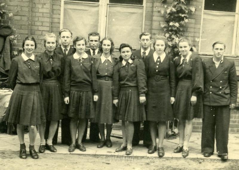 KKE 2199.jpg - Fot. Grupowa. Żeńska klasa gimnazjalna. Na zdjęciu Łucja Żakiewicz, Krzywicze, lata 40-te XX wieku.